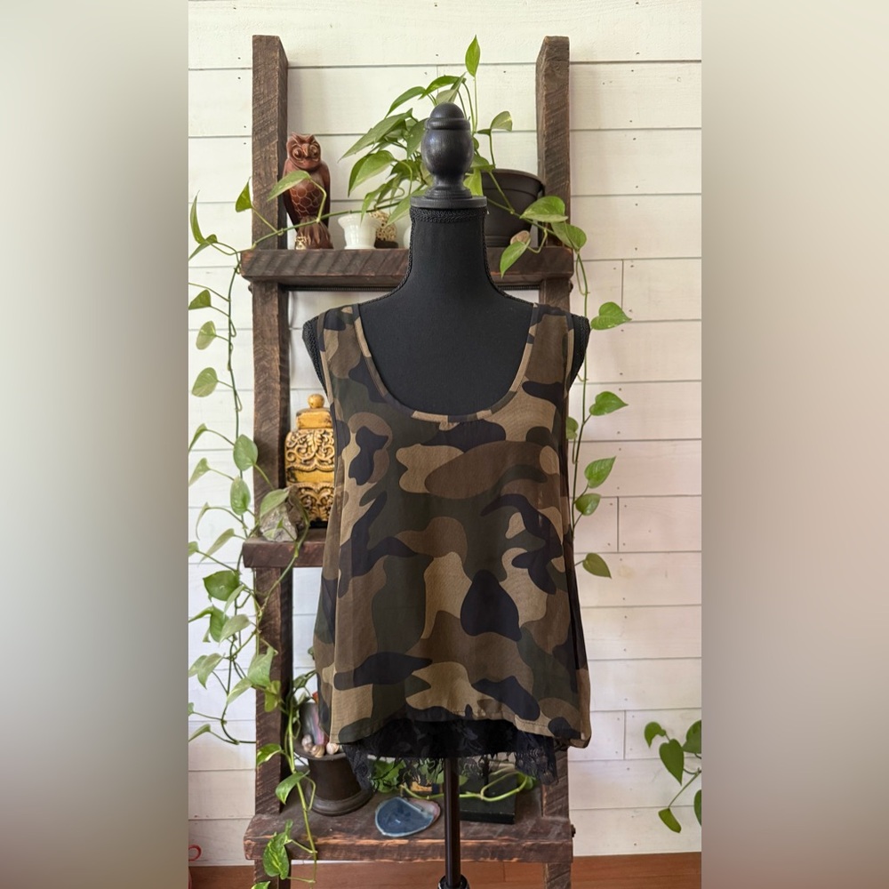 Last Kiss: Camouflage Sleeveless Tank Top with Black Lace Underlay